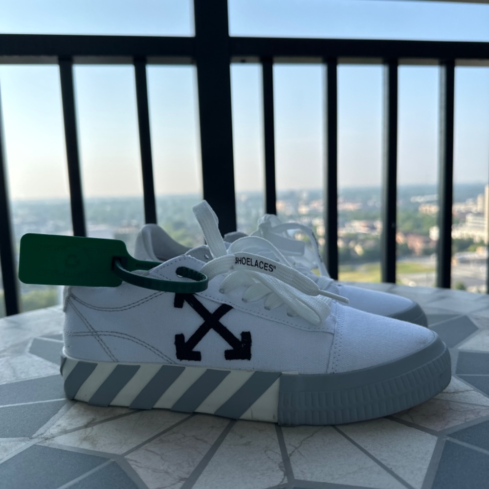 Off white - Picture 2 of 3